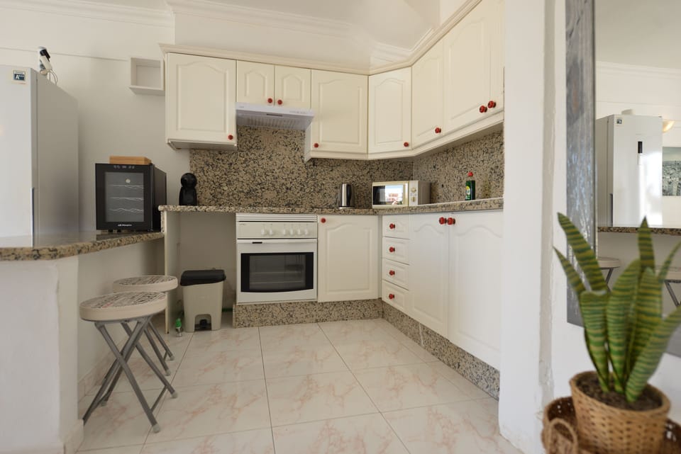Apartment, Bay View | Private kitchen | Fridge, microwave, oven, stovetop