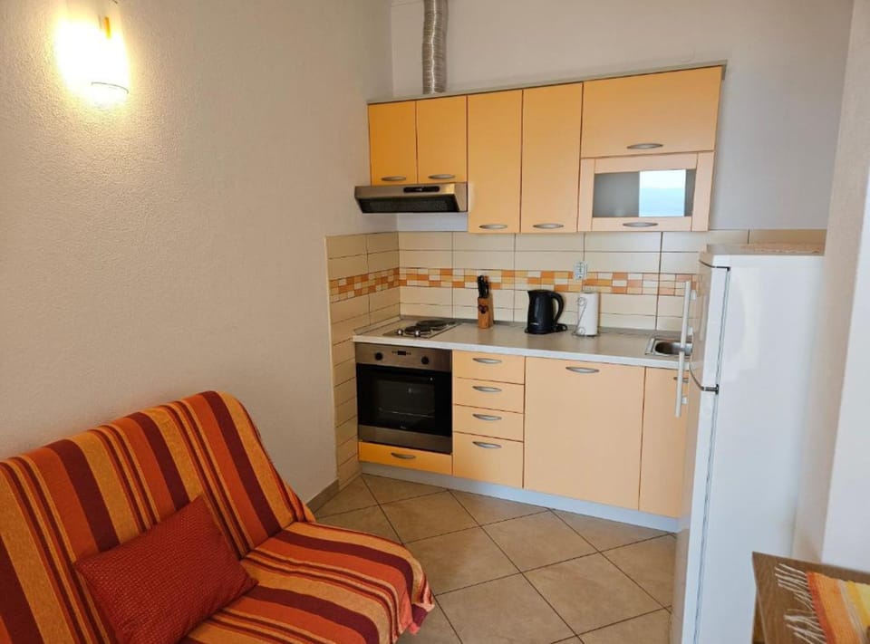 Studio (Studio Apartment with Balcony and Sea) | Private kitchen