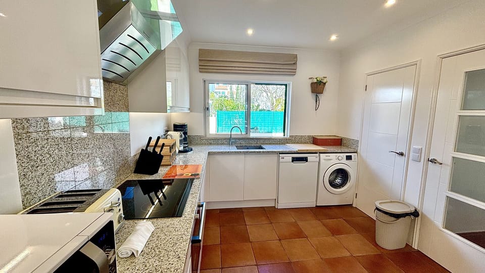 Coffee/tea maker, microwave, dishwasher