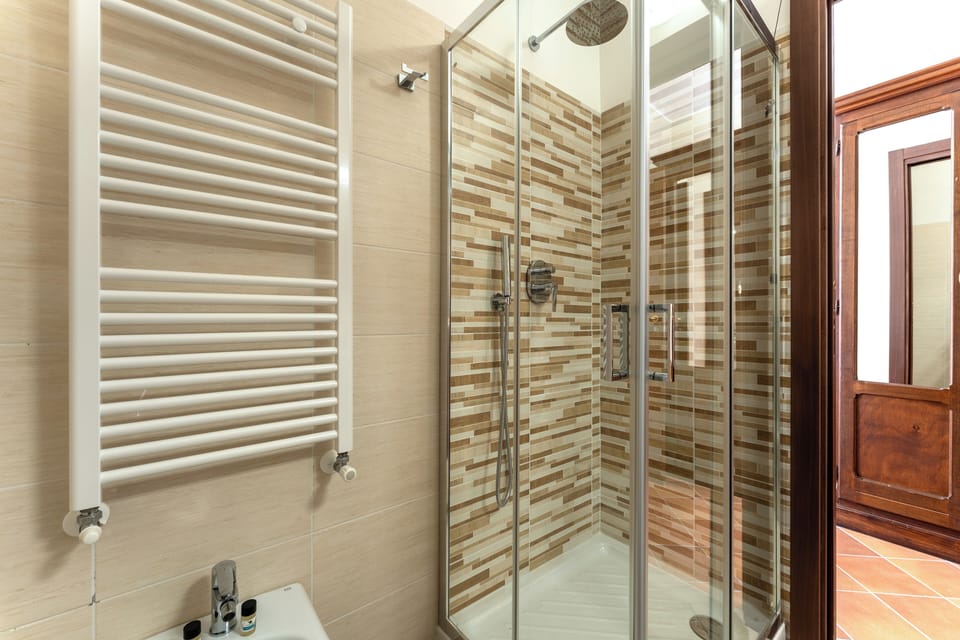 Comfort Double Room Single Use, Courtyard View | Bathroom | Hair dryer, towels, soap, shampoo