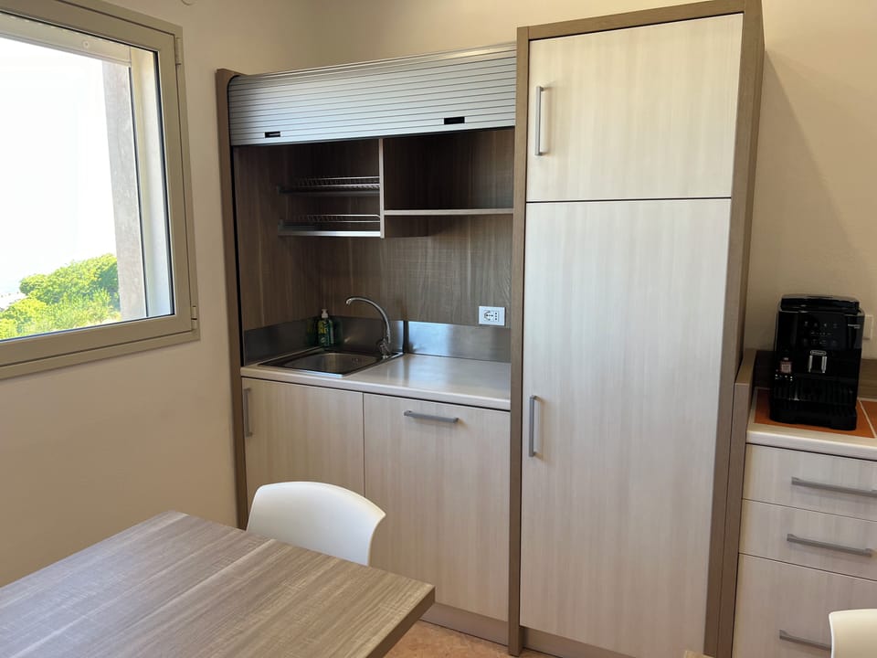 Full-size fridge, microwave, dishwasher, toaster