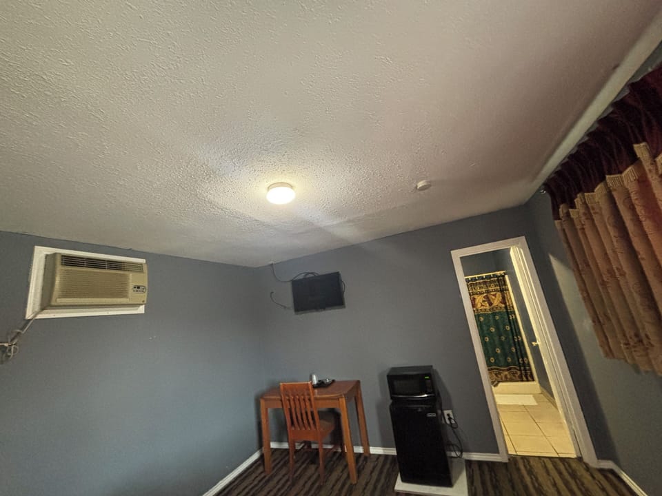 Standard Room | Desk, free WiFi, bed sheets