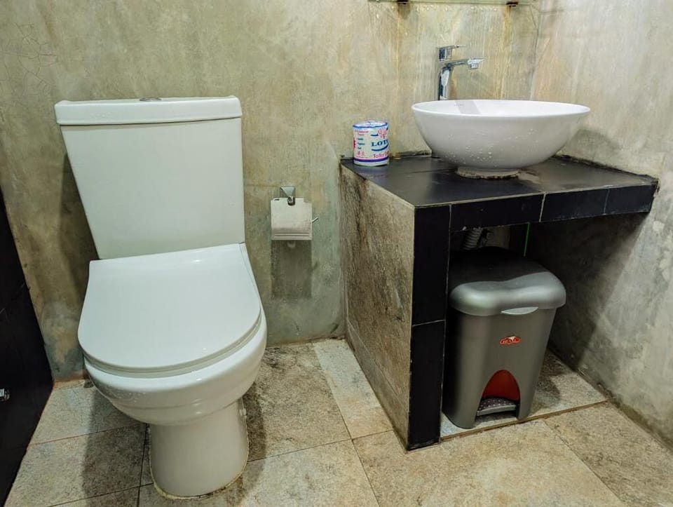 Deluxe Double Room, Garden View | Bathroom | Slippers, bidet