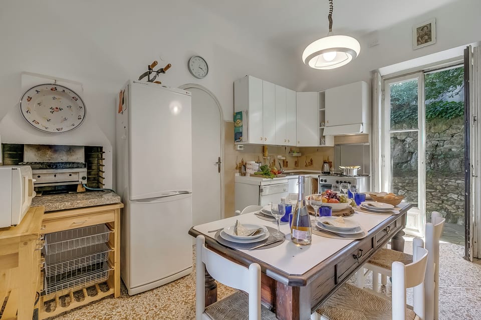 Standard Villa, 3 Bedrooms, 2 Bathrooms, Lakeside (Villa Incanto Sul Lago: Lakefront,) | Private kitchen