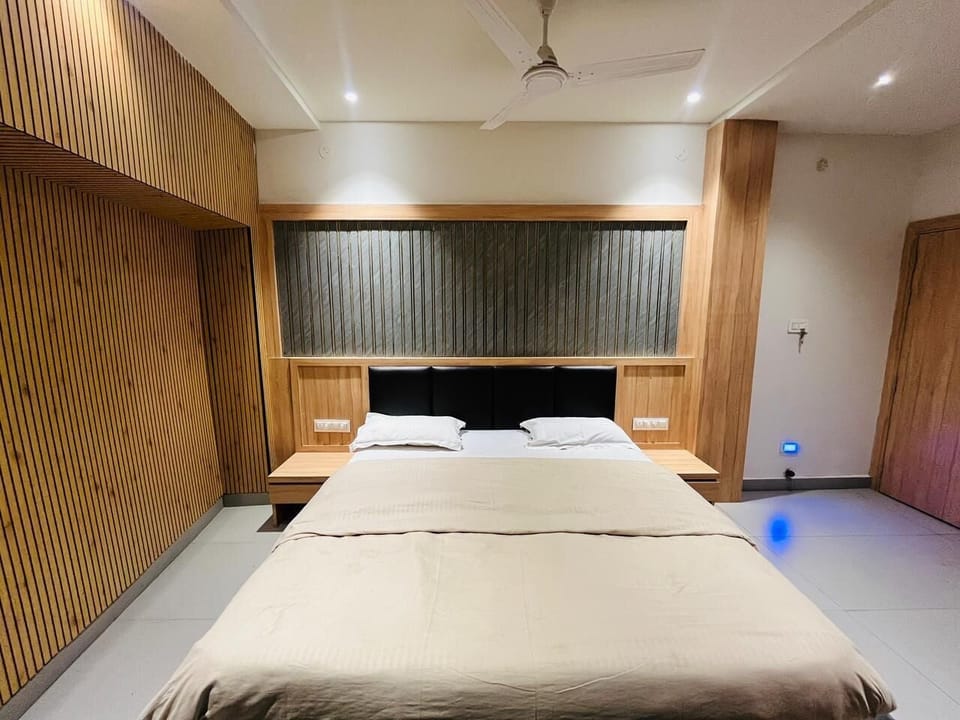 Deluxe Room | Iron/ironing board, WiFi (free)