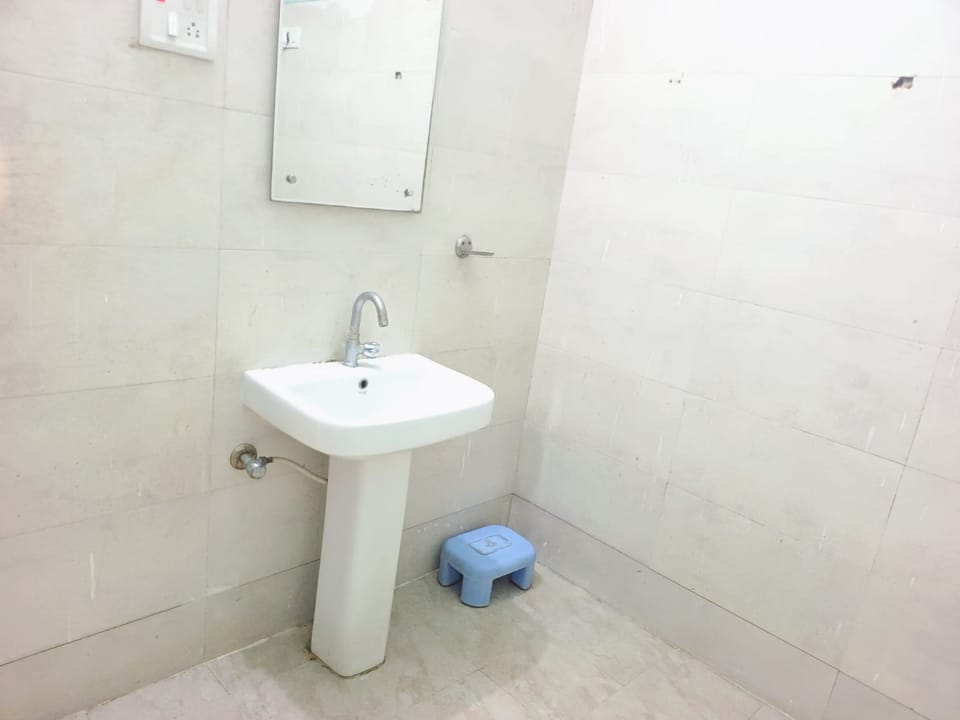 Superior Double Room, City View | Bathroom | Shower, free toiletries, towels