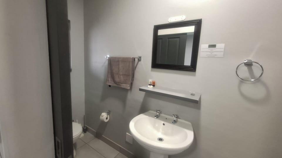Deluxe Double Room, Garden View | Bathroom | Shower, free toiletries, hair dryer, towels