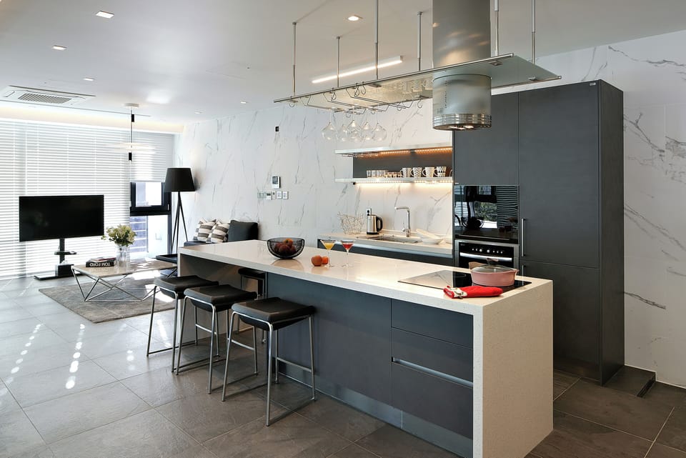 Luxury Studio Suite | Private kitchen | Fridge, microwave, cookware/dishes/utensils