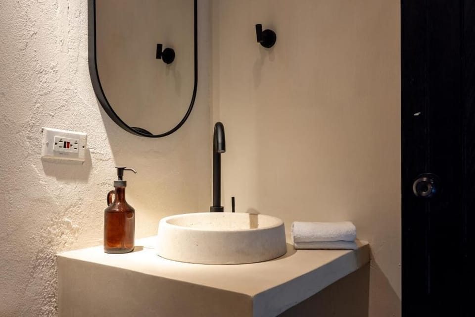 Comfort Twin Room, City View | Bathroom | Rainfall showerhead, hair dryer, towels, soap