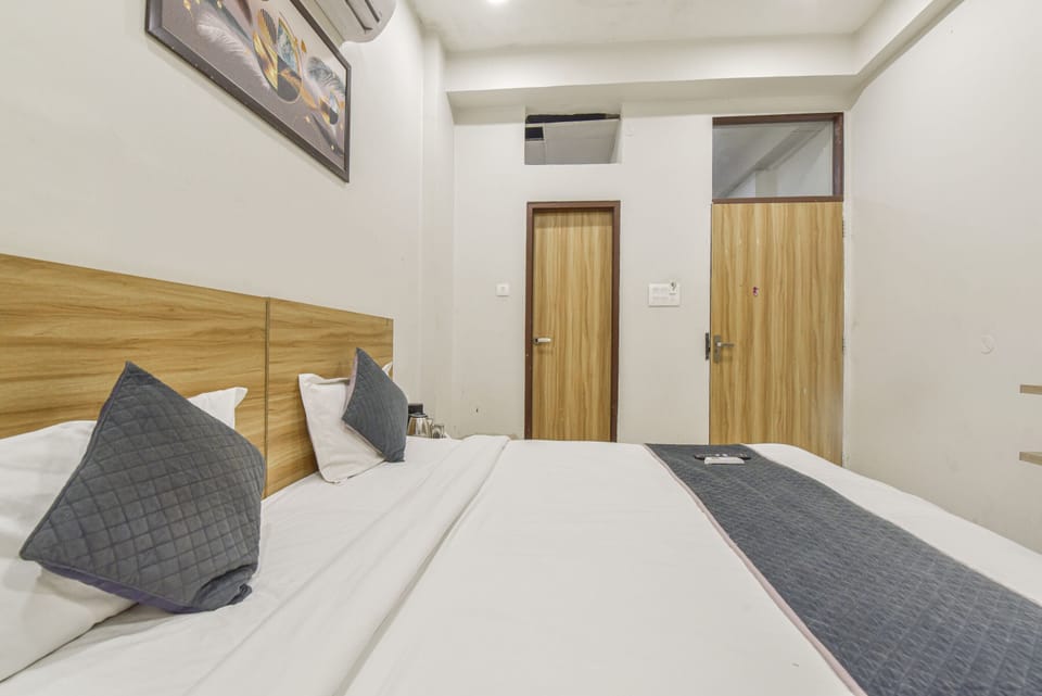 Deluxe Double Room, City View | Hypo-allergenic bedding, blackout drapes, soundproofing