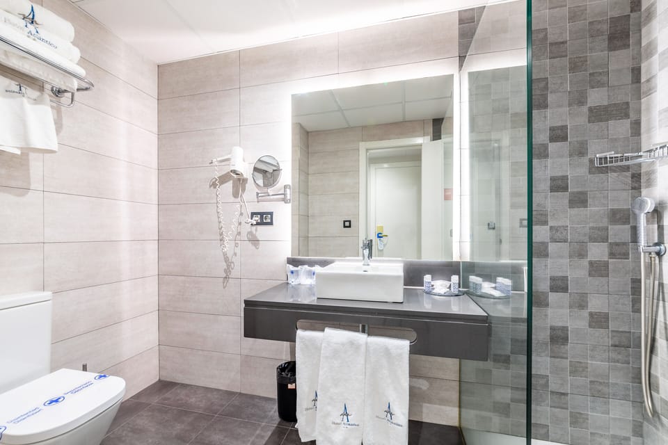 Superior Triple Room, City View | Bathroom | Free toiletries, hair dryer, bidet, towels