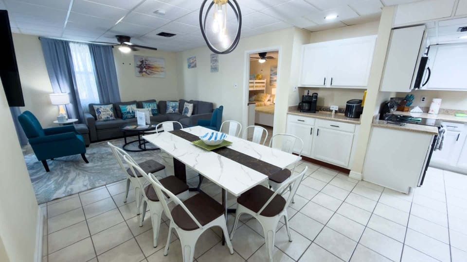 Apartment, 2 Bedrooms | Dining
