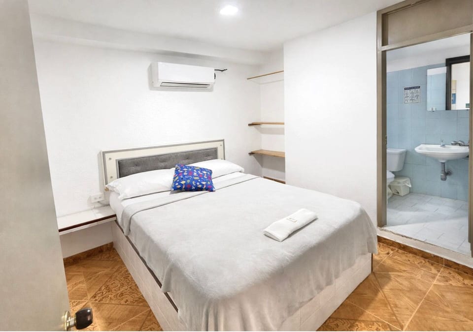 Deluxe Double Room | Bathroom | Towels, soap, toilet paper