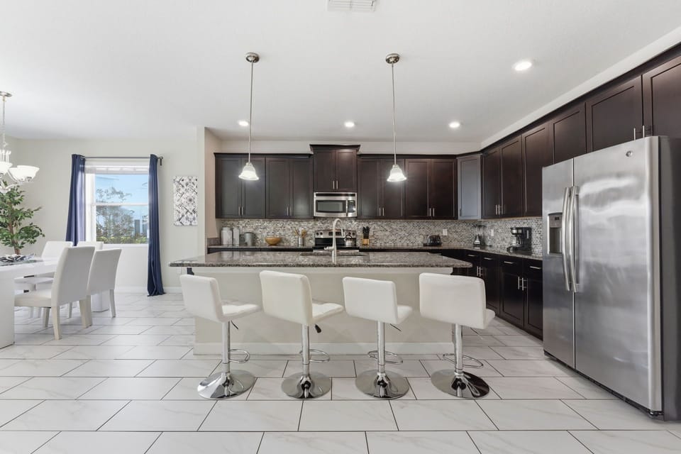 House (6 Bedrooms) | Private kitchen | Microwave, oven, stovetop, dishwasher