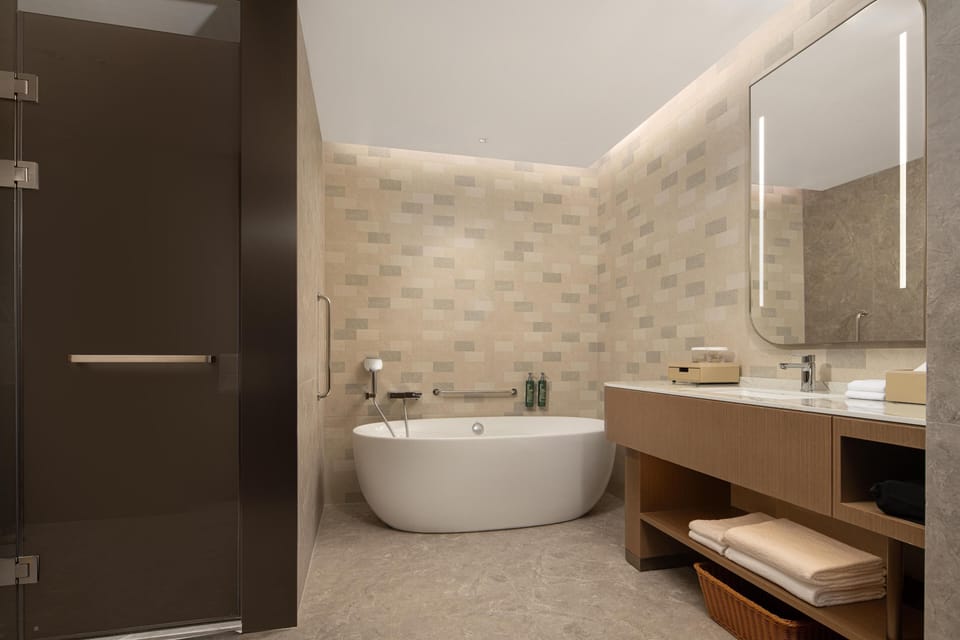 Deluxe Suite, 1 King Bed | Bathroom