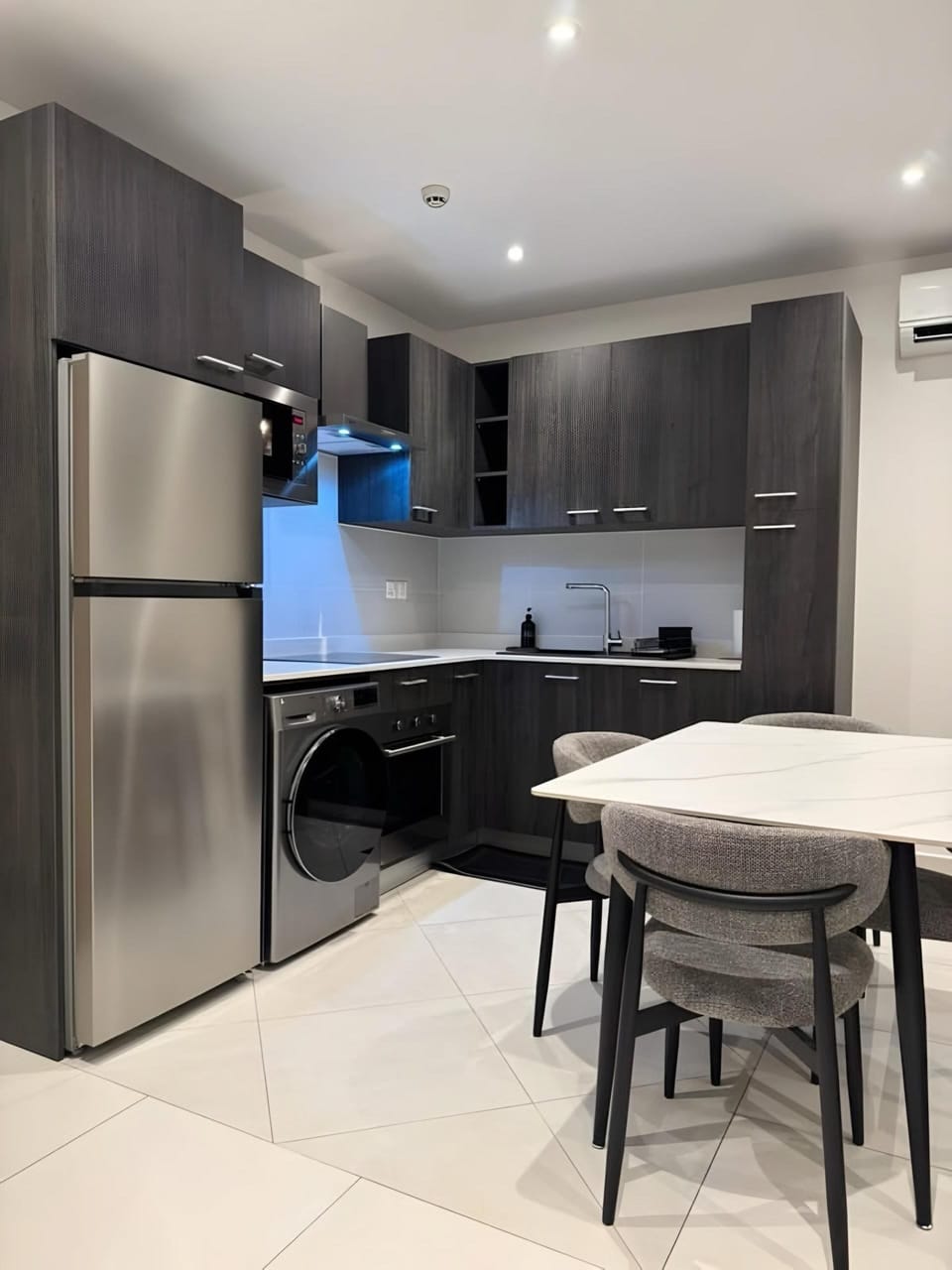 Luxury Apartment, City View | Private kitchen