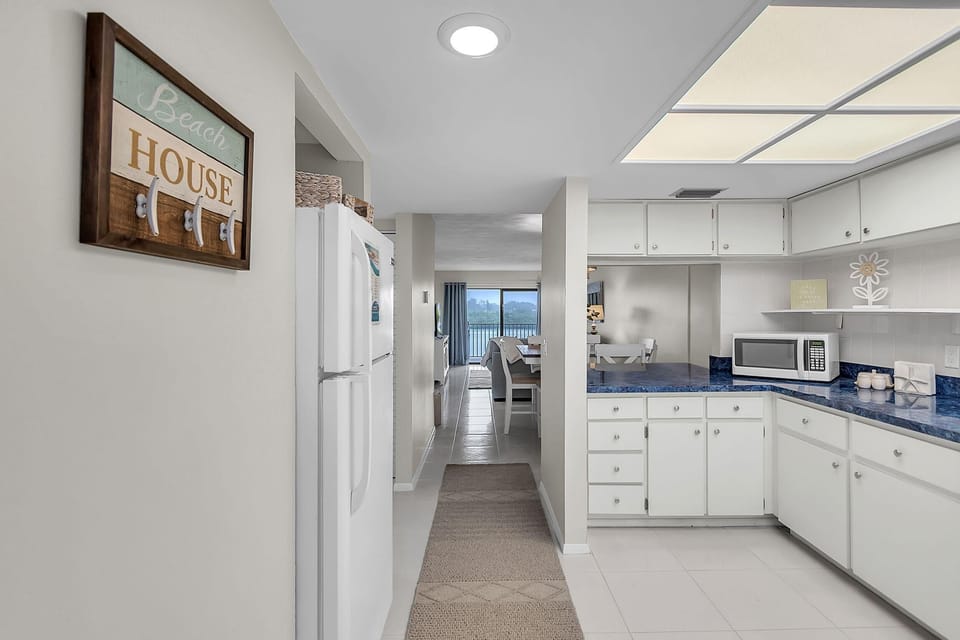 Condo, Multiple Beds (Bayshore Yacht & Tennis 211 - Premier) | Private kitchen
