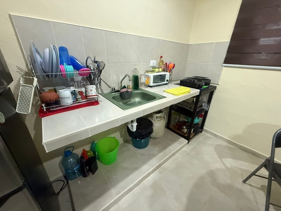 Standard House | Private kitchen | Microwave, oven, stovetop, cookware/dishes/utensils