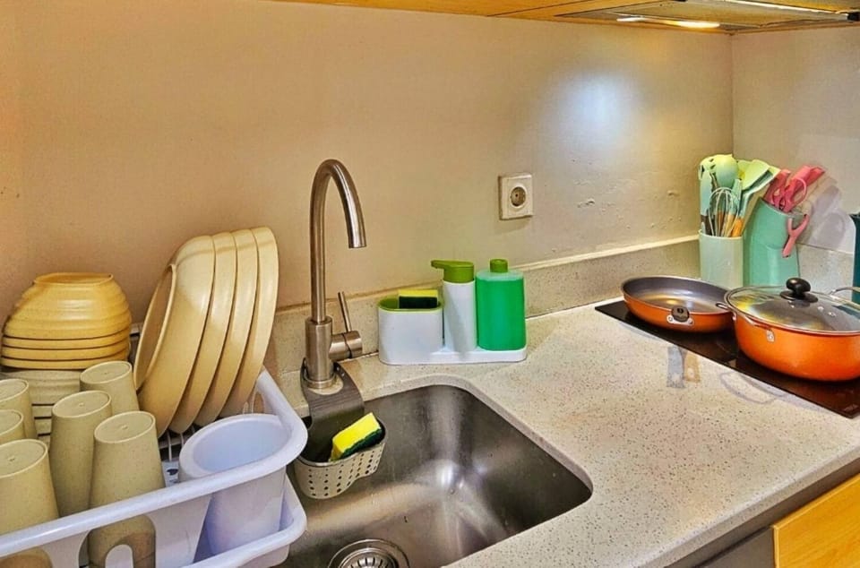 Apartment, 3 Bedrooms, City View | Private kitchen | Fridge, microwave, stovetop, cookware/dishes/utensils