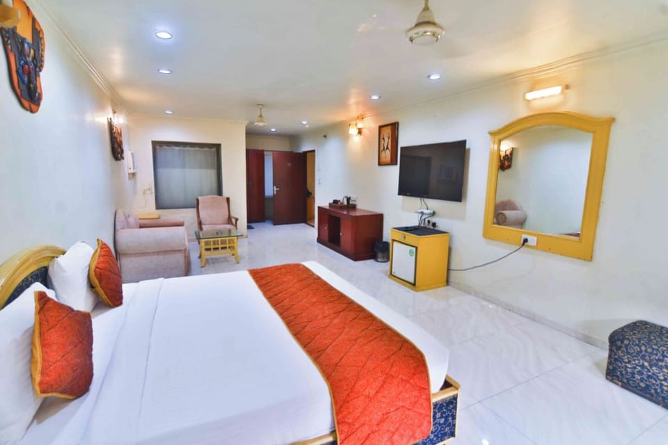 Luxury Room | Desk