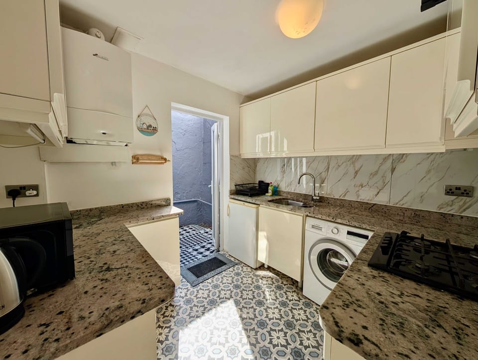 House | 4 bedrooms, desk, Internet