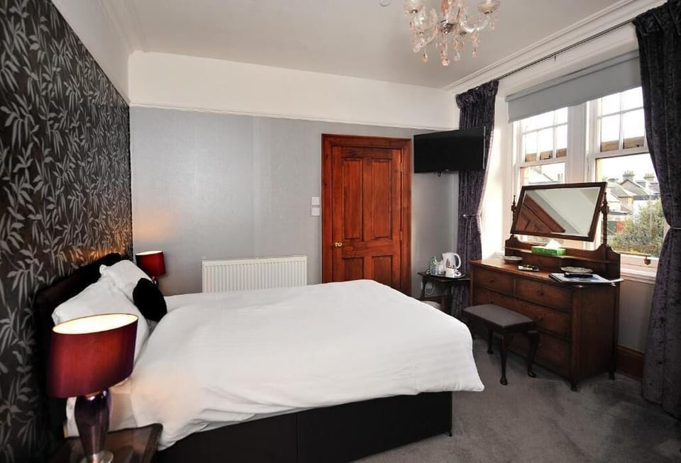 Deluxe Double Room, Garden View | Laptop workspace, blackout drapes, iron/ironing board, free WiFi