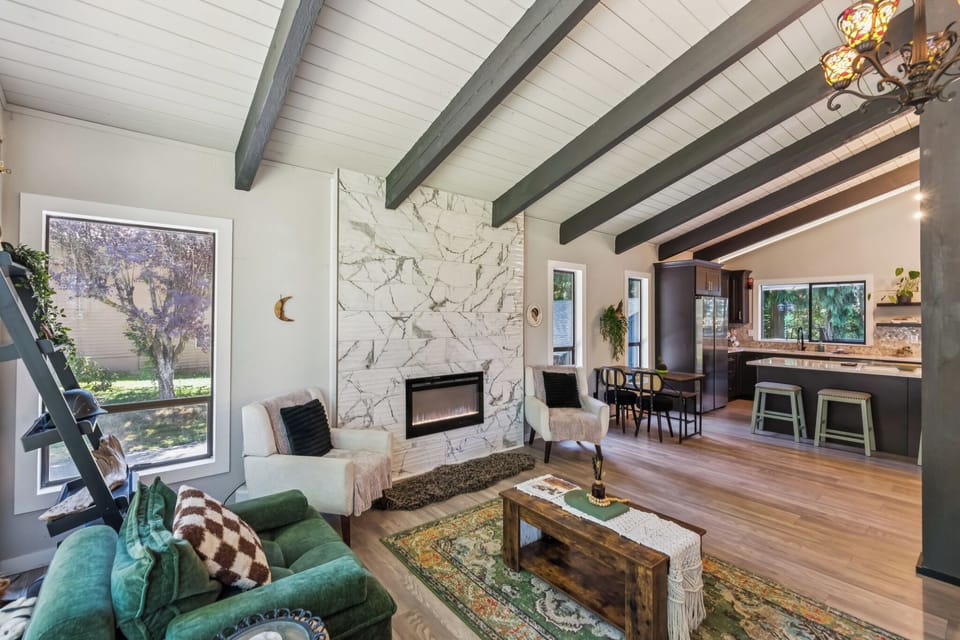 House (6 Bedrooms) | Interior