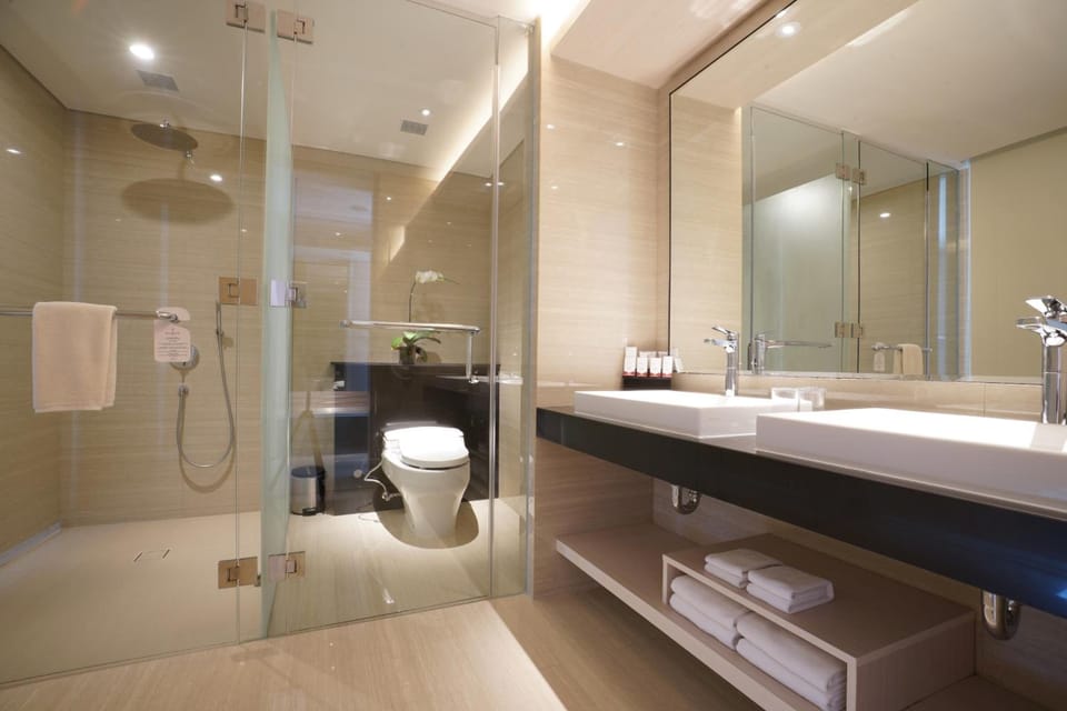 Suite | Bathroom | Rainfall showerhead, free toiletries, hair dryer, slippers