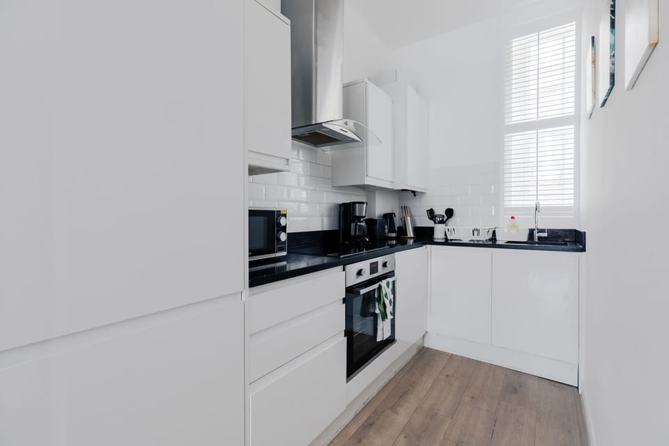 Classic Apartment, Private Bathroom, City View | Private kitchen | Full-size fridge, microwave, oven, stovetop
