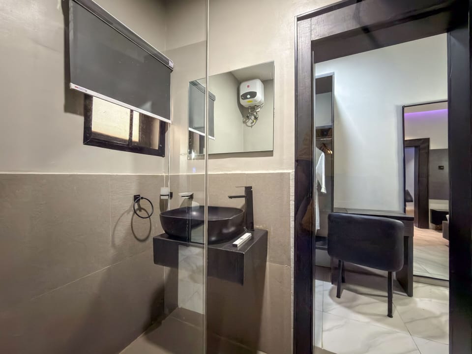 Luxury Room | Bathroom | Towels, soap, shampoo, toilet paper