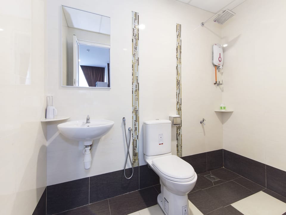Family Suite | Bathroom | Shower, towels