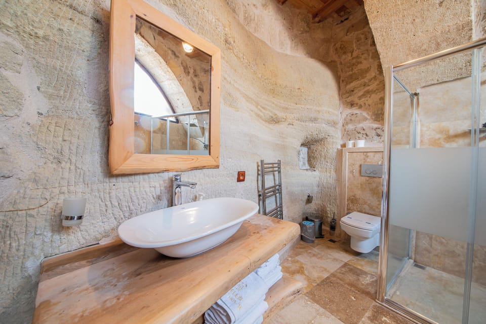 Family Cave Suite | Bathroom | Shower, free toiletries, hair dryer, slippers