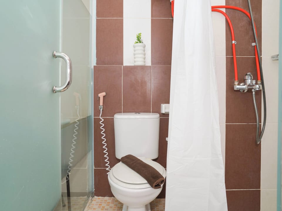 Standard Studio | Bathroom