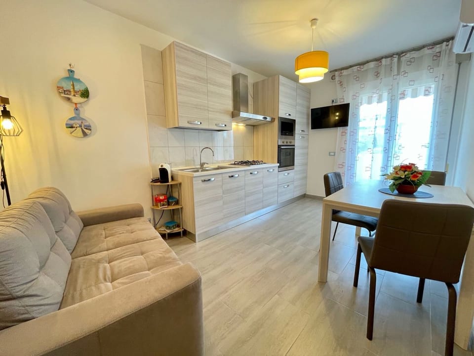 Apartment, 2 Bedrooms, Balcony, City View | Interior