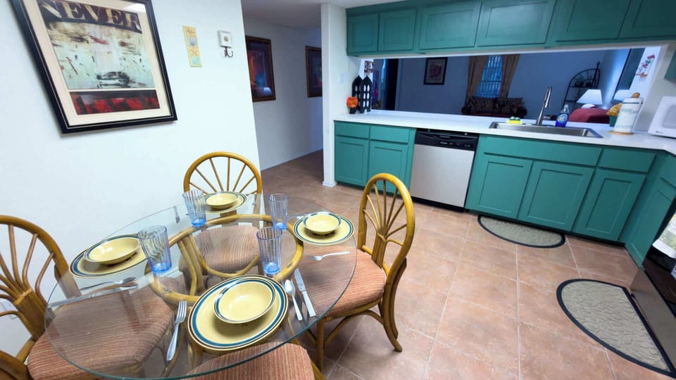 Apartment, Multiple Beds, Patio, Pool View (Habitat 1) | Dining
