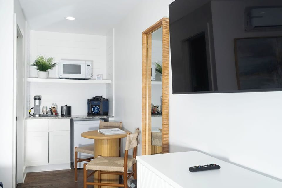 Room, 1 King Bed, Non Smoking | In-room safe, blackout drapes, free WiFi