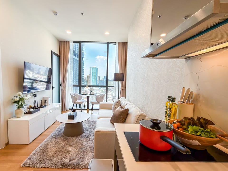 Apartment, 1 Bedroom, Balcony, Garden View | Living room | Books