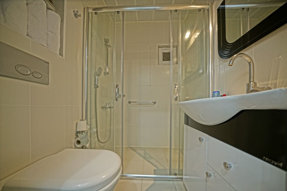 DEVRENT | Bathroom | Shower, free toiletries, hair dryer, slippers