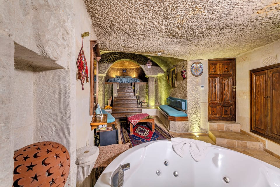 Honeymoon Suite, Jetted Tub | Premium bedding, minibar, in-room safe, desk