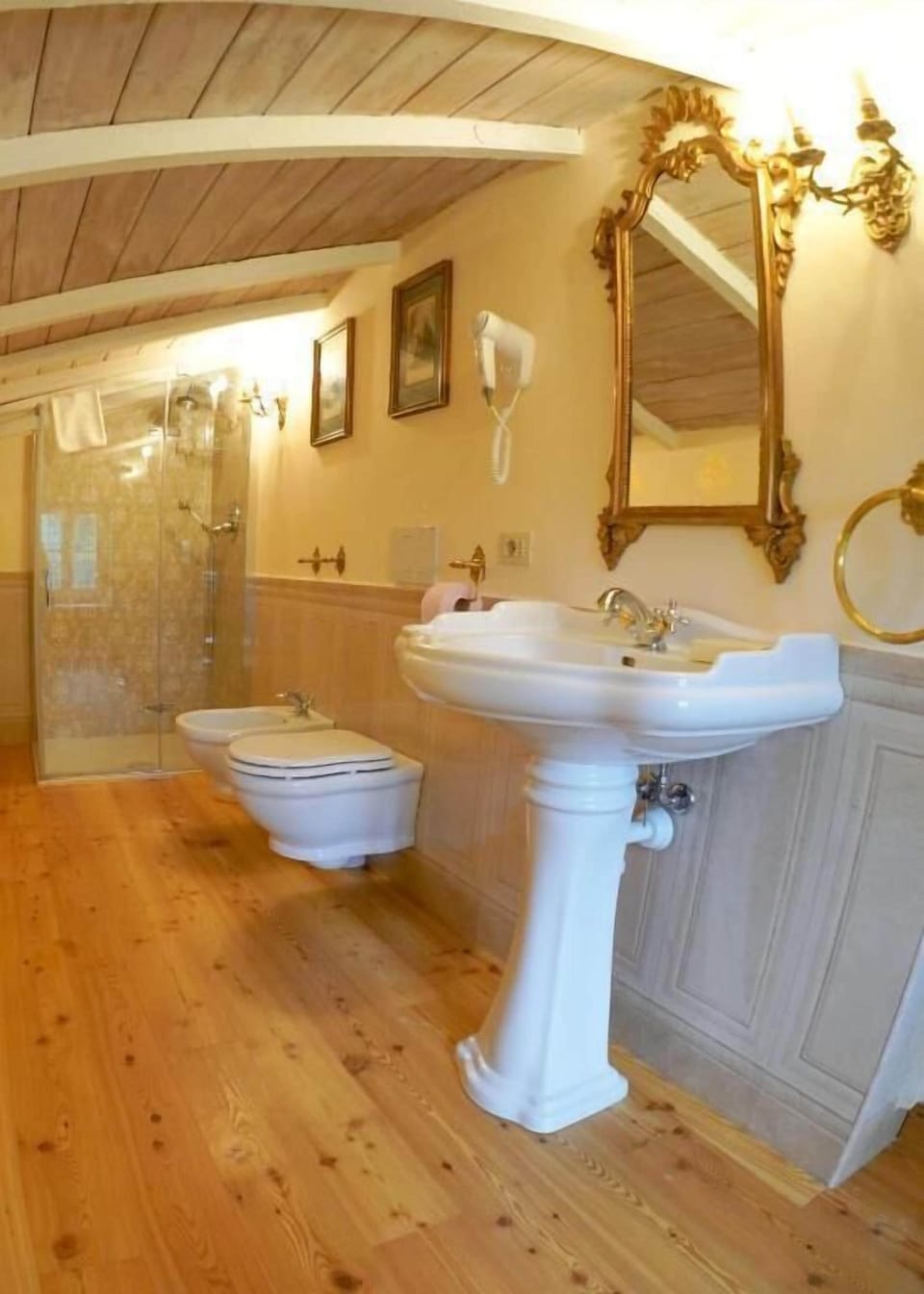 Superior Single Room, Garden View | Bathroom | Shower, free toiletries, hair dryer, bidet