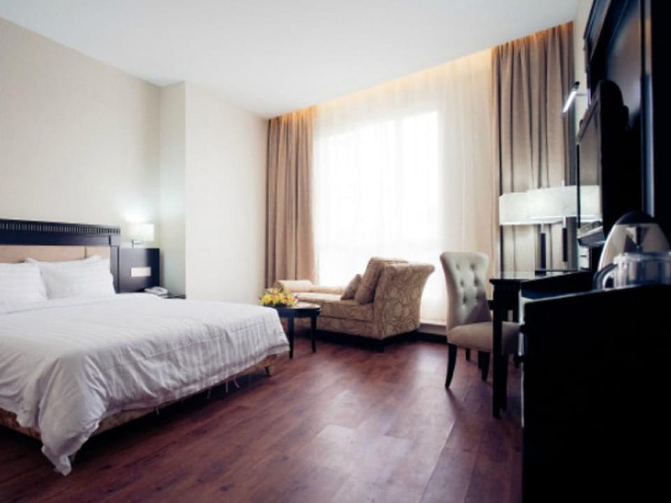 Executive Room | Desk, blackout drapes, soundproofing, iron/ironing board