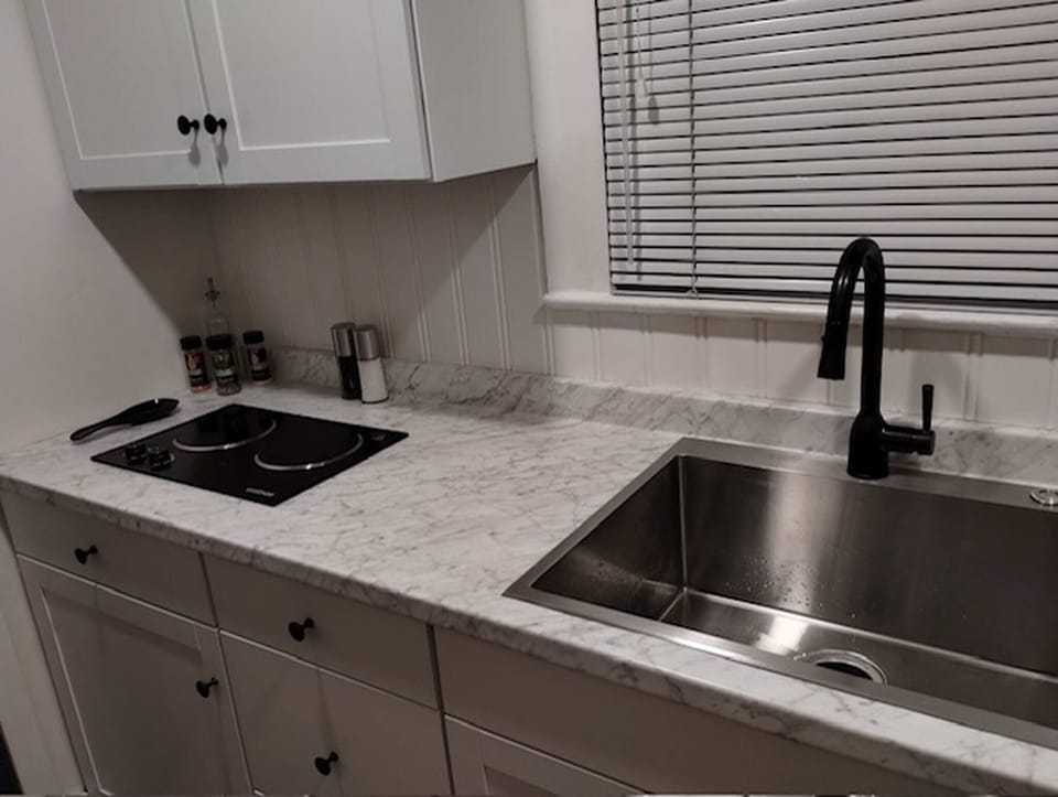 Studio, 1 Bedroom, Fireplace | Private kitchen