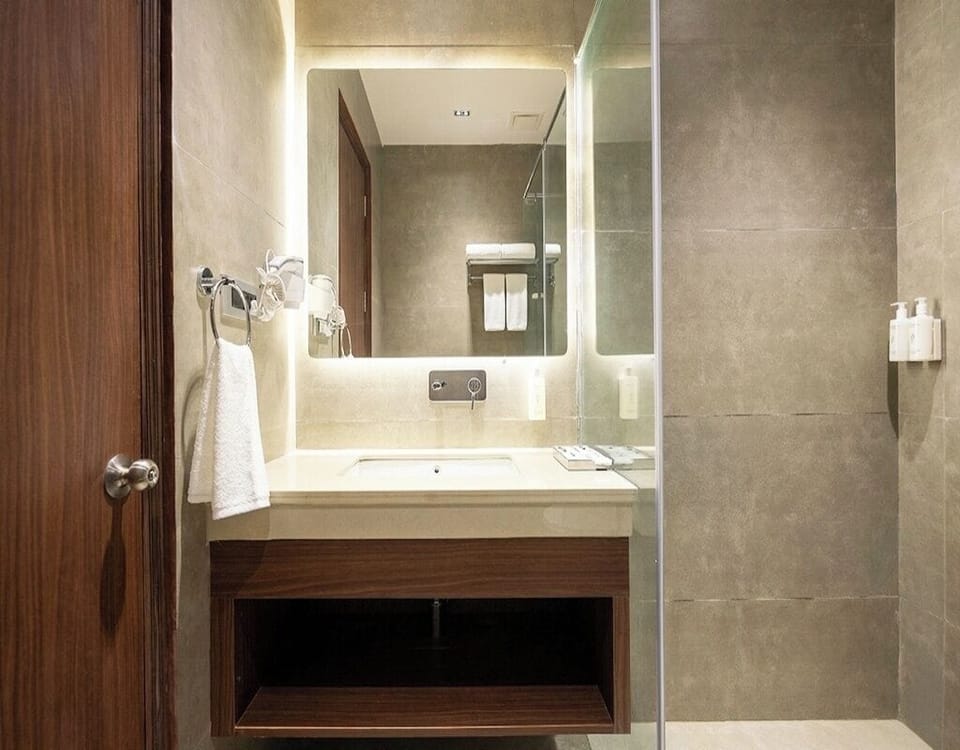 Premium Room | Bathroom | Free toiletries, hair dryer, slippers, bidet