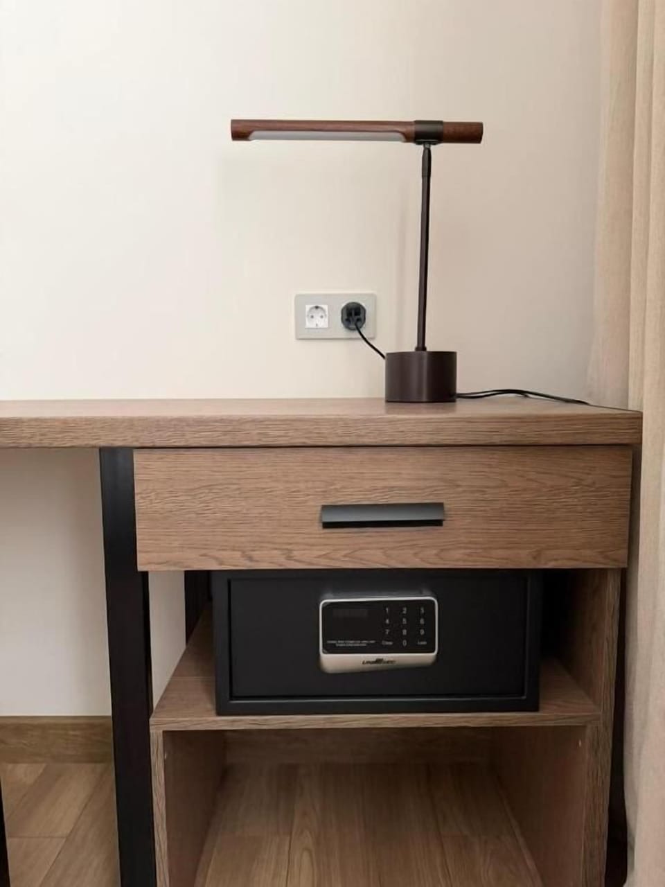 Deluxe Twin Room, City View | Safe