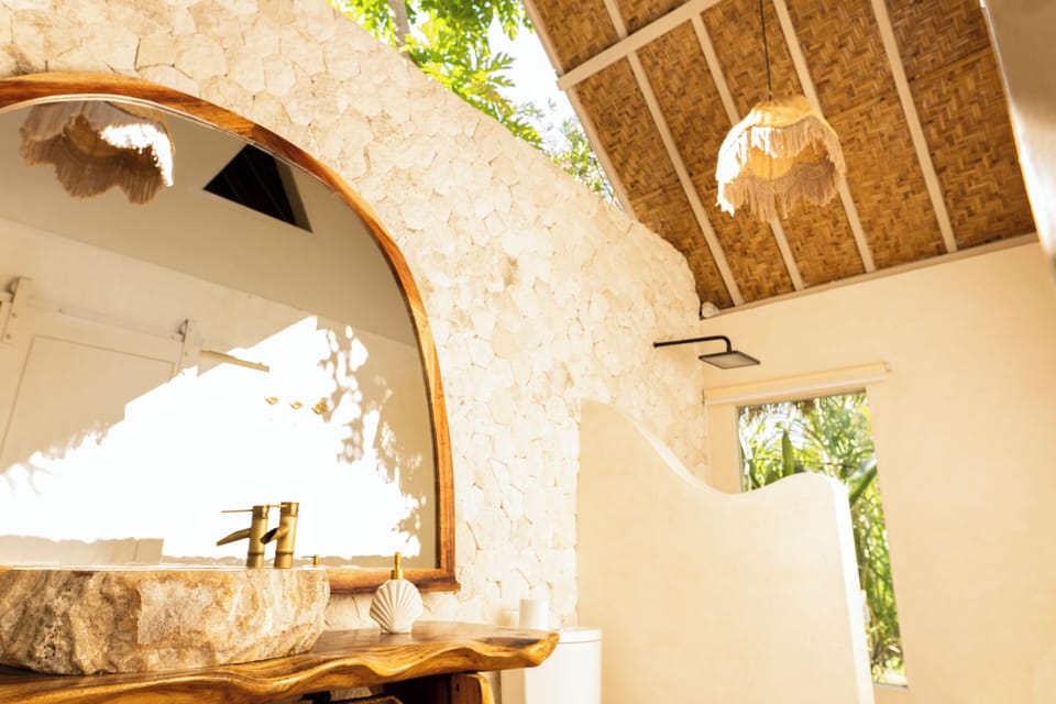 Deluxe Bungalow | Bathroom | Shower, hair dryer, towels, soap