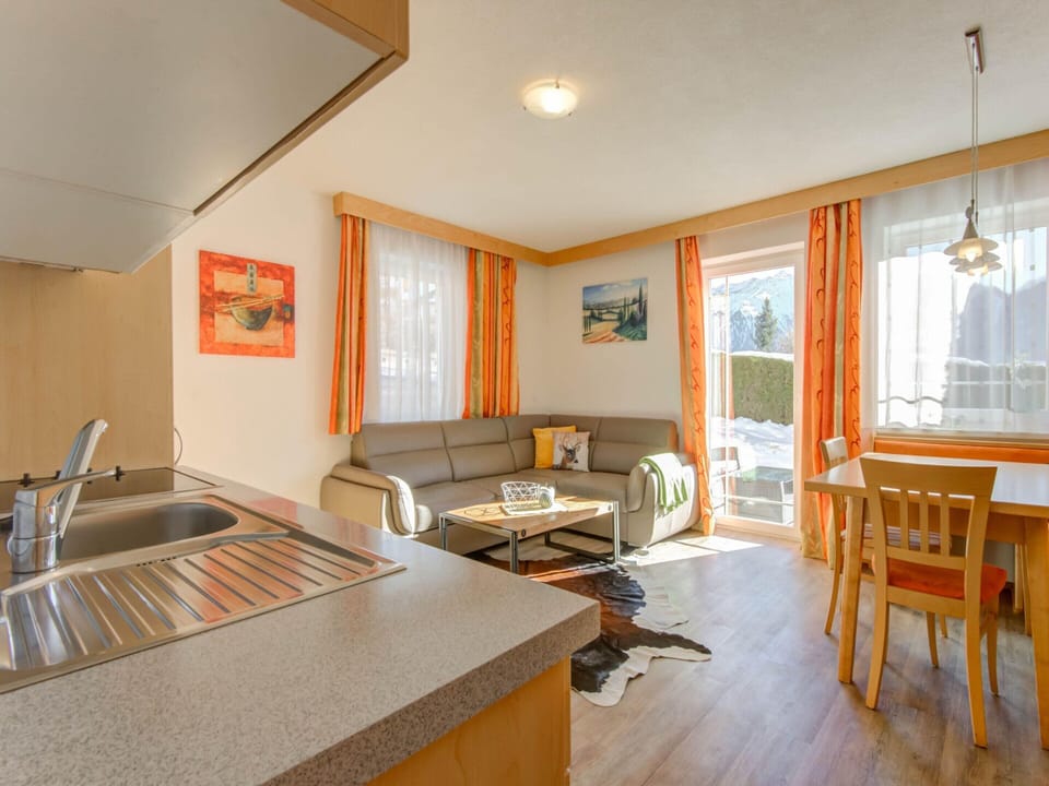 Classic Apartment, 4 Bedrooms | Living room