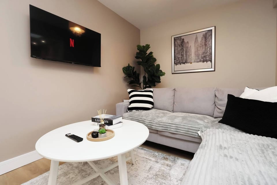 House, 5 Bedrooms | Living room