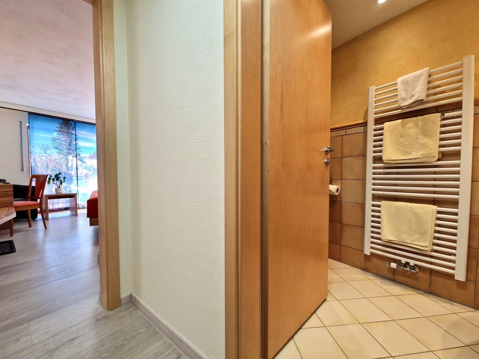 Comfort Plus Zimmer | Bathroom | Hair dryer, bathrobes, slippers, towels