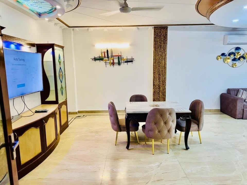 Superior Apartment, Balcony, City View | Dining
