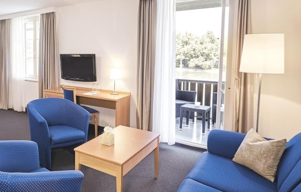 Junior Suite, Balcony, River View | Living area